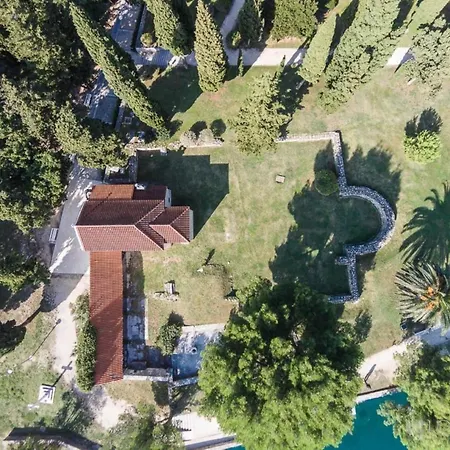 아파트 Close To Znjan Spacious With Balcony 스플리트