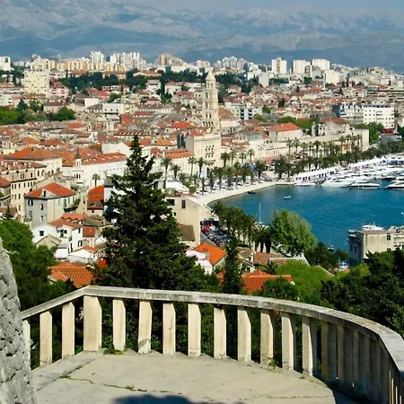 Close To Znjan Spacious With Balcony 아파트