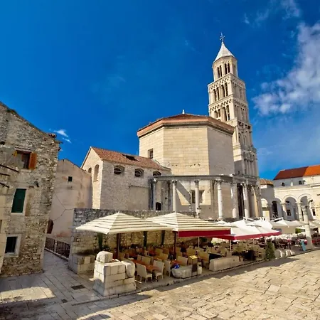 Close To Znjan Spacious With Balcony 아파트