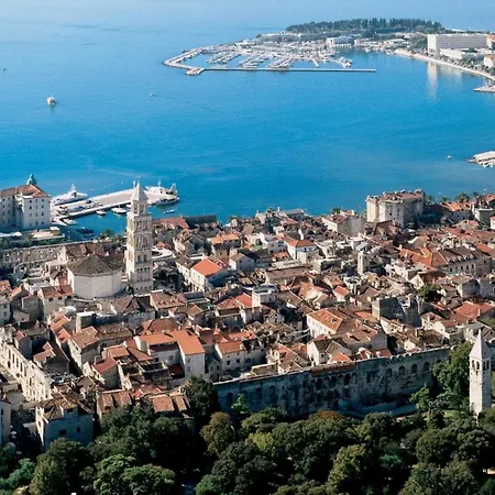 아파트 Close To Znjan Spacious With Balcony 스플리트