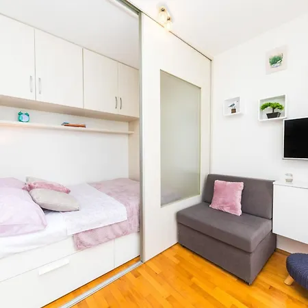 아파트 Close To Znjan Spacious With Balcony 스플리트