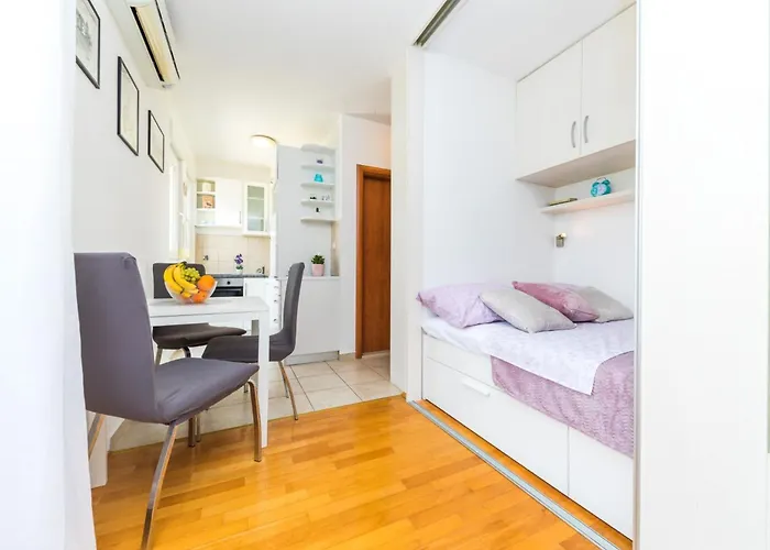 Close To Znjan Spacious With Balcony Апартаменты *