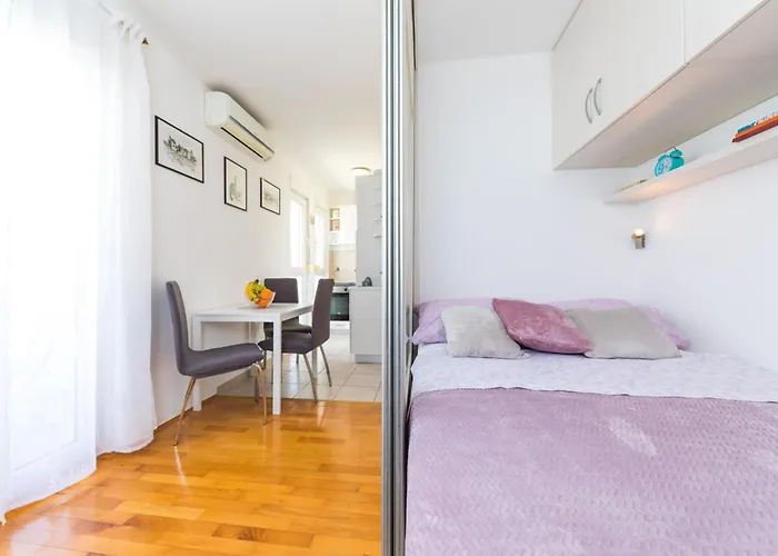 Close To Znjan Spacious With Balcony Апартаменты